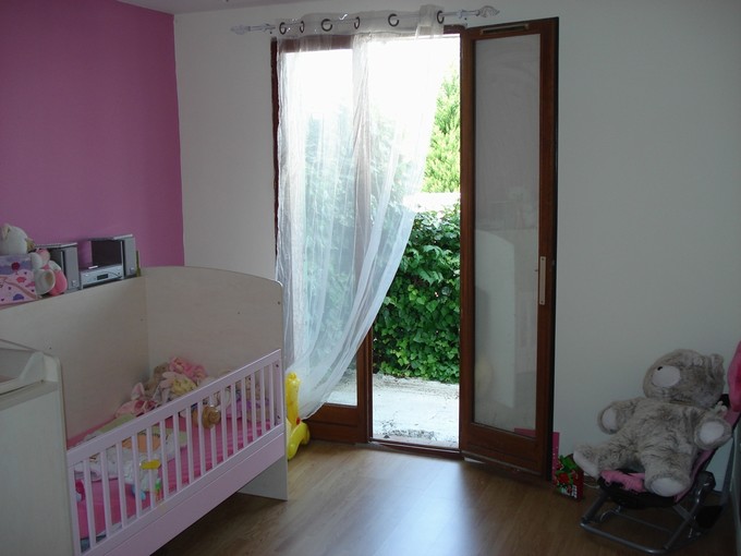 Chambre d'enfant avec parquet flottant
