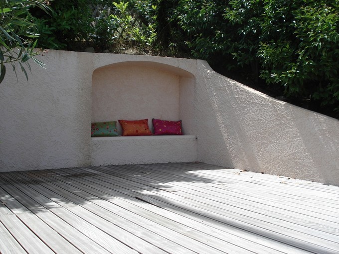 Terrasse en bois exotique avec banc intégré

