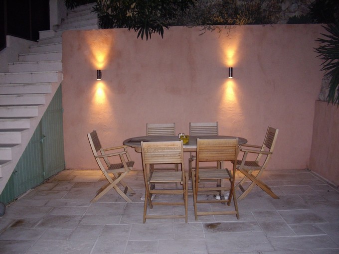 Terrasse de nuit éclairée