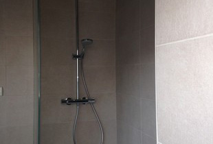 Plomberie neuve et pose du carrelage dans la douche