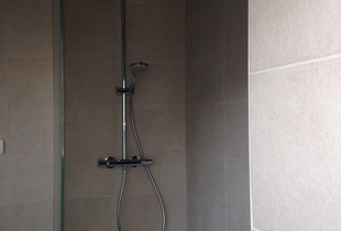 Plomberie neuve et pose du carrelage dans la douche