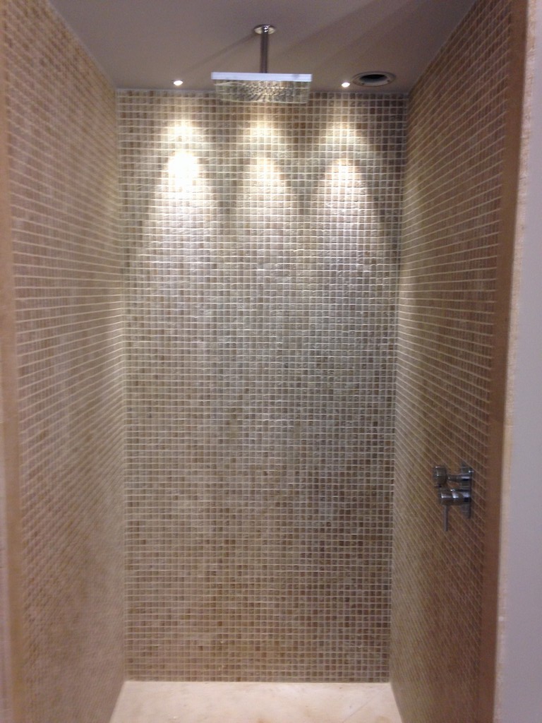 Eclairage de douche près du mur
