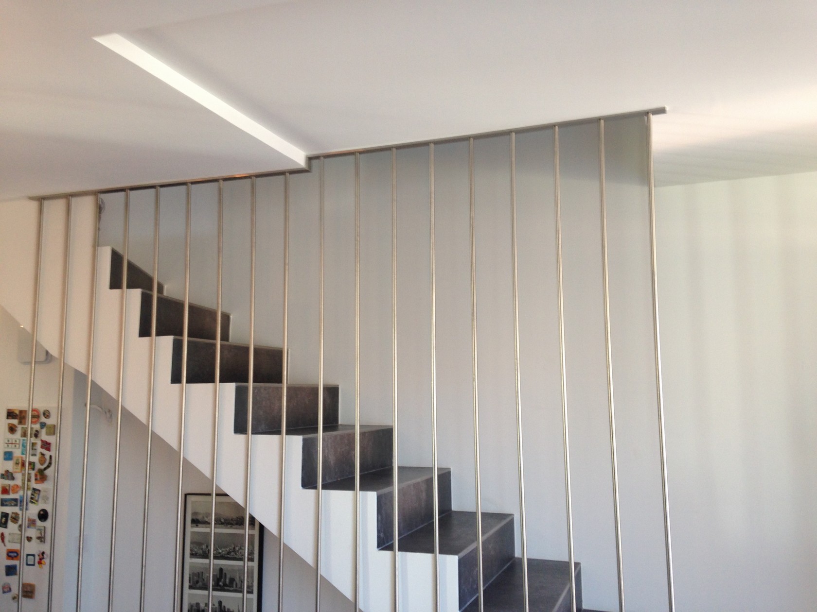 Cage d'escalier avec barres inox - vue haute
