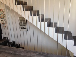 Cage d'escalier avec barres inox - vue basse
