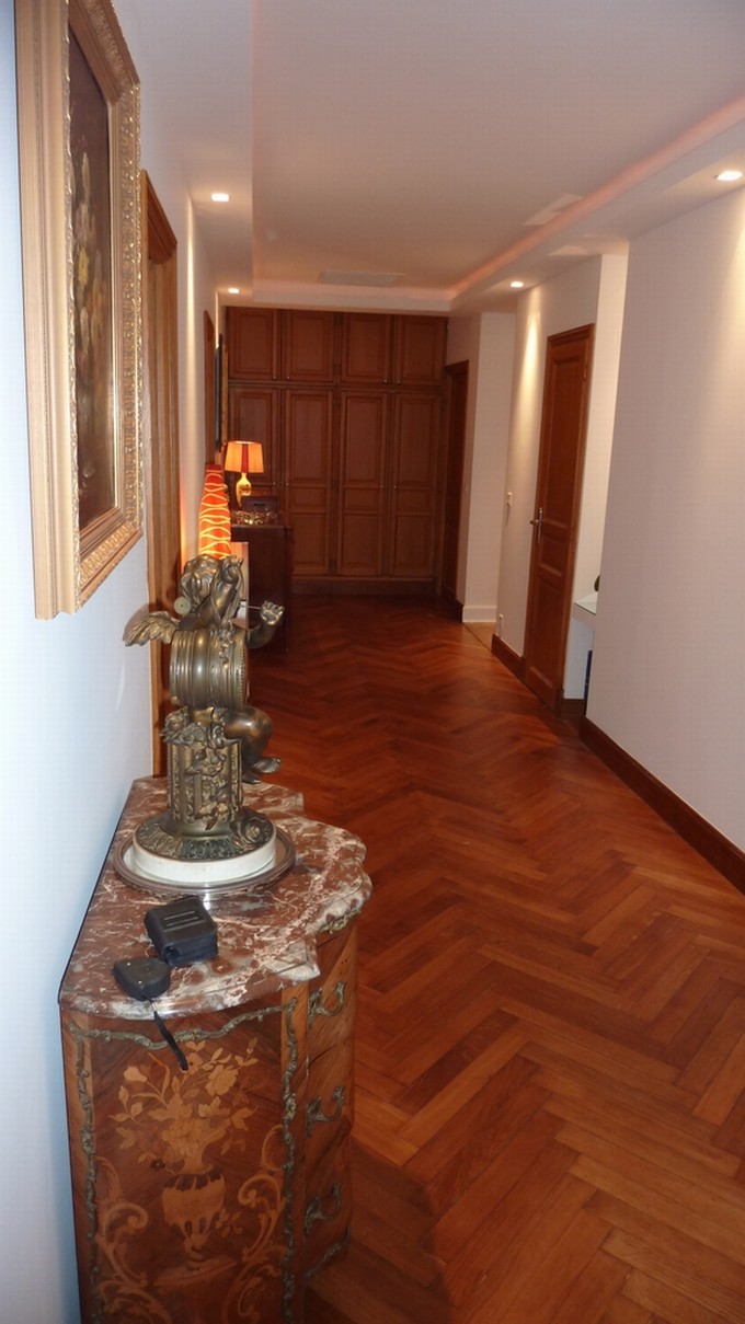 Salle de bains avec douche à l'italienne et mobilier design
