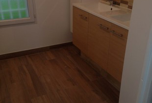 Meuble de salle de bain aspect bois et carrelage aspect bois
