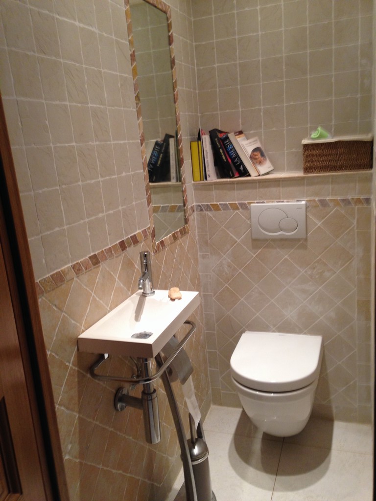 WC suspendu avec carrelage style provençal