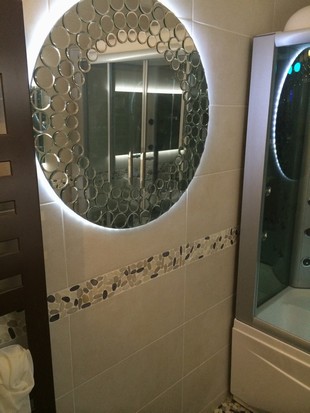 Mirroir lumineux dans cette salle de bains moderne
