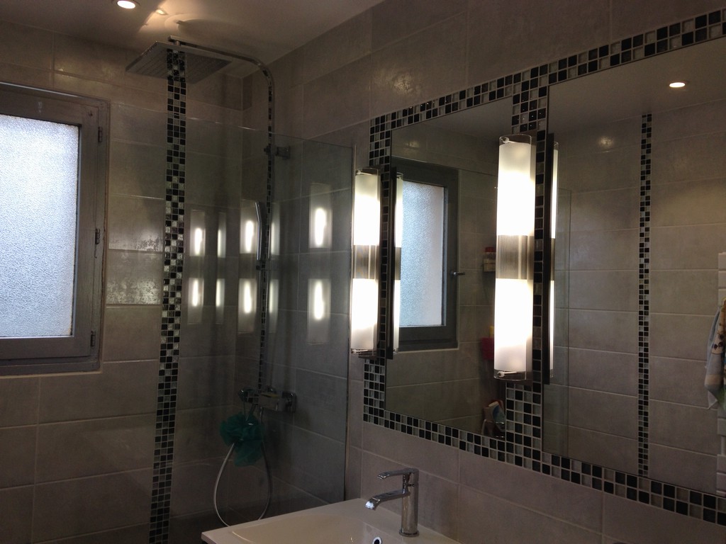 Eclairage de cette salle de bains avec luminaires modernes
