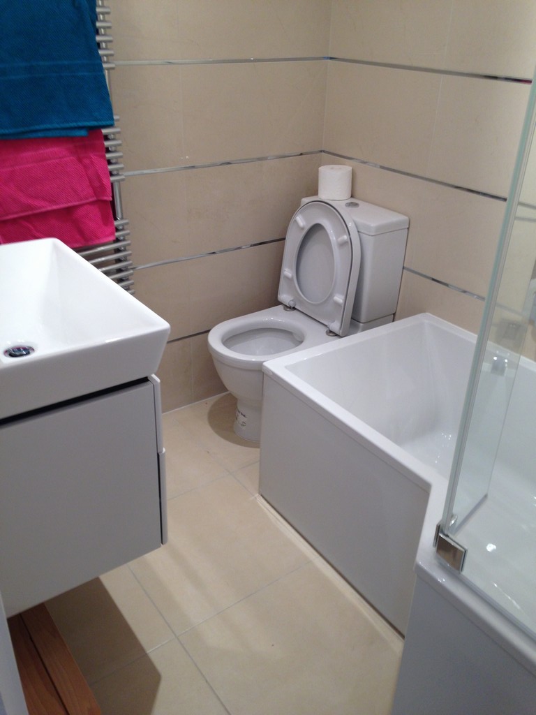 Salle de bains avec baignoire incluant une large zone de douche
