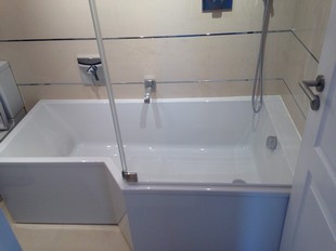 Salle de bains avec joints aluminium entre chaque rangée de carreaux
